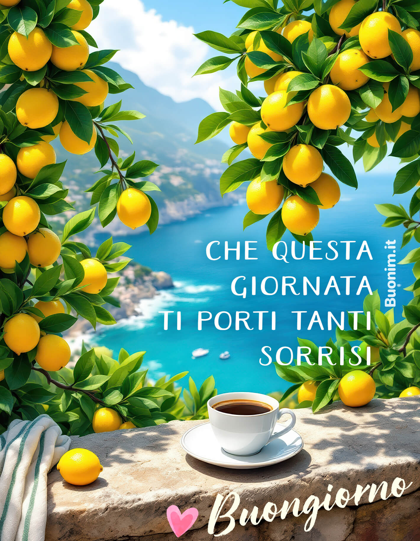 Sole, limoni e mare azzurro portano un buongiorno fresco. Ti auguro una giornata piena di sorrisi, da condividere quando vuoi regalare un pensiero leggero.