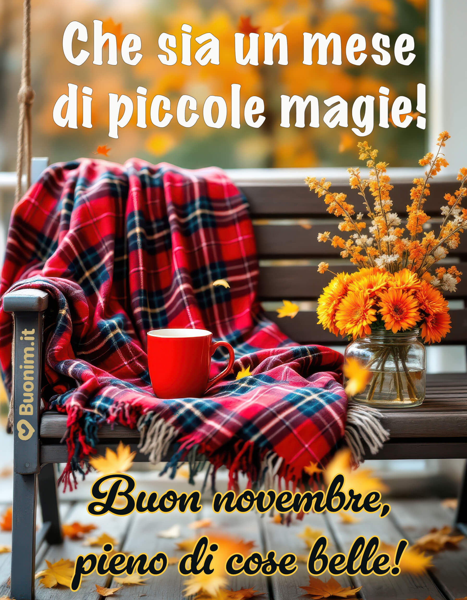 Felice novembre tra plaid, caffè e foglie Calore sul balcone e una tazza rossa che coccola. Ti auguro una felice giornata piena di piccoli incanti e di un abbraccio caldo. Immagini di novembre con belle frasi, gratis per WhatsApp, da condividere con chi ami.